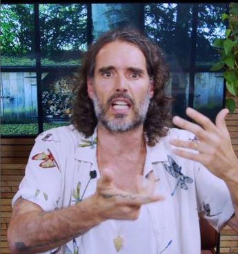 Russell Brand accusato di stupro e violenza sessuale, l’attore si difende – Video