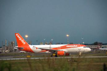 Malpensa, fumo a bordo dell’aereo: rientro in aeroporto dopo il decollo Malpensa, fumo a bordo dell’aereo: rientro in aeroporto dopo il decollo