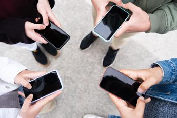 Stop al porno online per i giovani, le misure in decreto