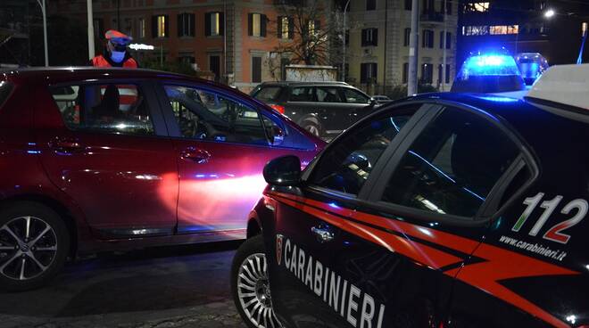 Accoltella la moglie e si barrica in casa con i figli: la resa dopo due ore Accoltella la moglie e si barrica in casa con i figli: la resa dopo due ore