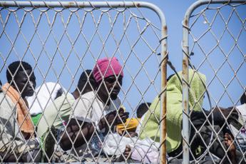 “Stop migranti”: al via centro di detenzione a Creta