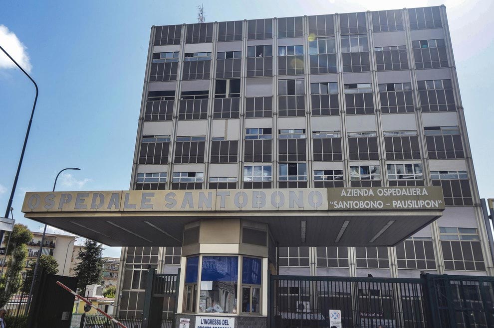 il giallo di un bambino di 9 mesi in fin di vita in campania con fratture multiple già operato due volte per salvarlo