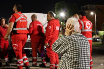terremoto ai campi flegrei a napoli la gente per strada