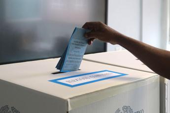 Dopo i ballottaggi la partita delle comunali nei capoluoghi finisce 5 a 3 per il centrosinistra Dopo i ballottaggi la partita delle comunali nei capoluoghi finisce 5 a 3 per il centrosinistra