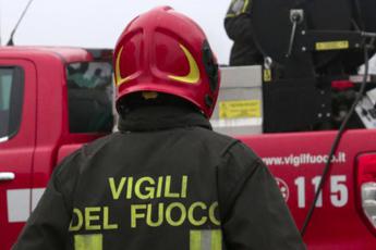 a roma brucia il parco dell8217aniene le proteste contro gli accampamenti