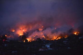 Gli incendi flagellano Creta, disposta maxi evacuazione