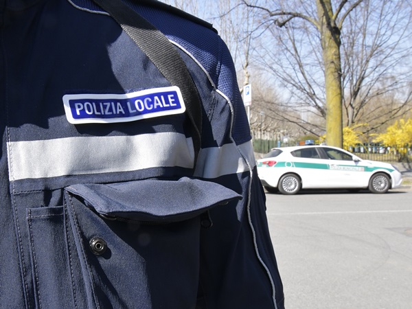 nonnina 75enne prende a schiaffi due vigilesse