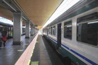Il lavoro tra cuore e ferrovia spezzata. Due storie opposte