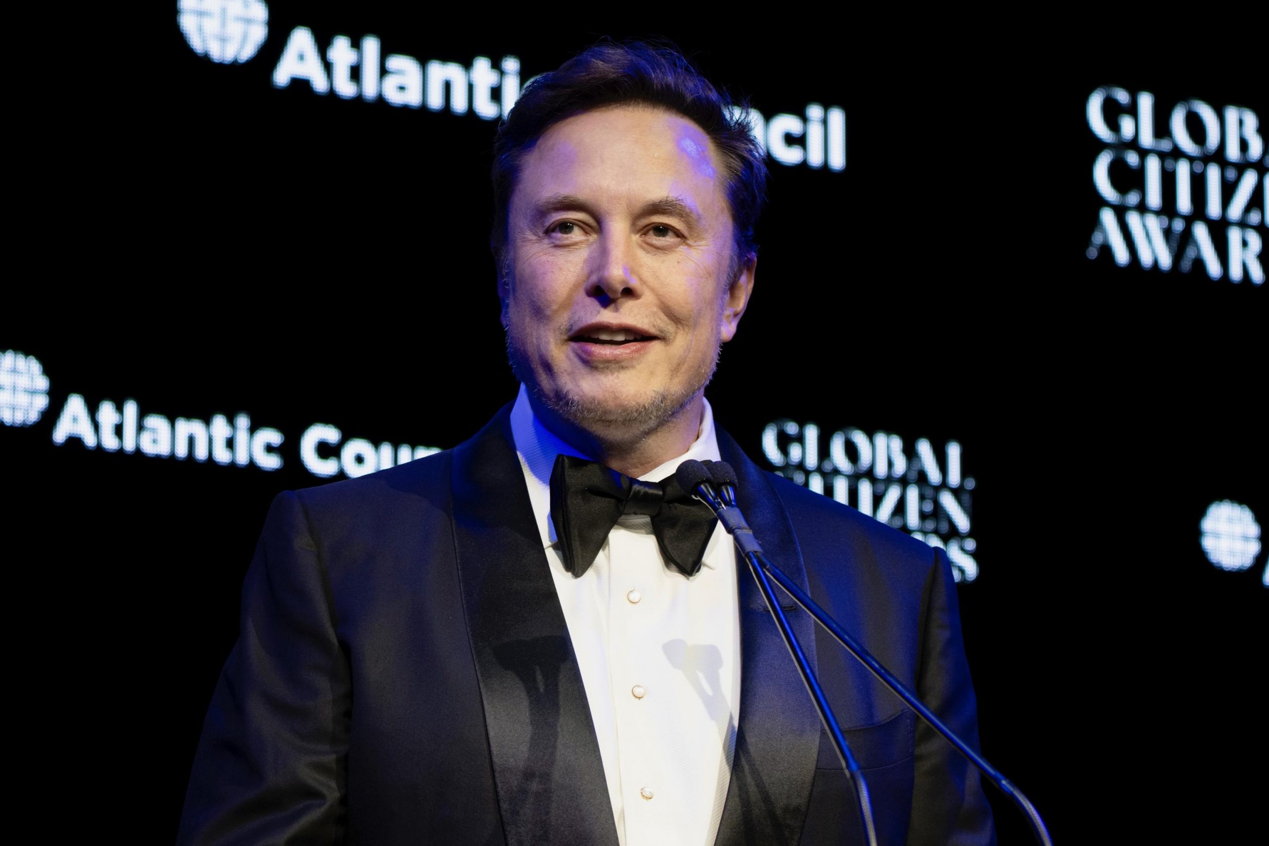 musk accantona il nuovo partito per far pace con vance