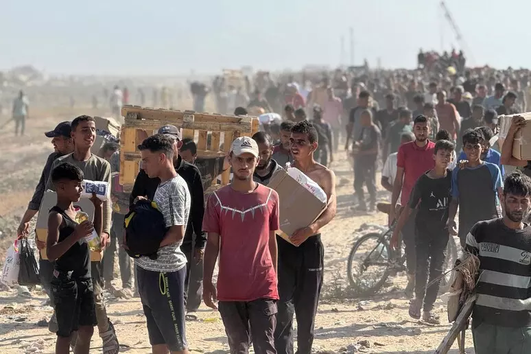 gaza presi d assalto centri aiuti umanitari è caos da Lidentita.it gaza presi d assalto centri aiuti umanitari è caos
