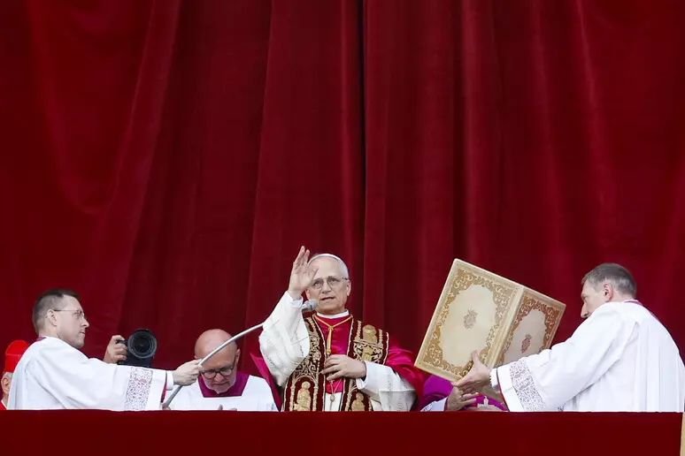 “La pace sia con tutti voi disarmata e disarmante”: Leone XIV è il primo Papa americano “La pace sia con tutti voi disarmata e disarmante”: Leone XIV è il primo Papa americano