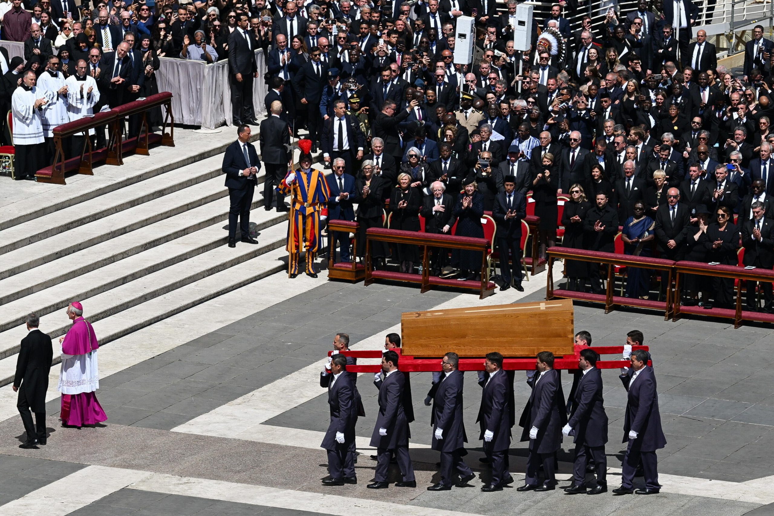 PRIMA PAGINA – Il mondo che fa la guerra piange il Papa che voleva la pace PRIMA PAGINA – Il mondo che fa la guerra piange il Papa che voleva la pace