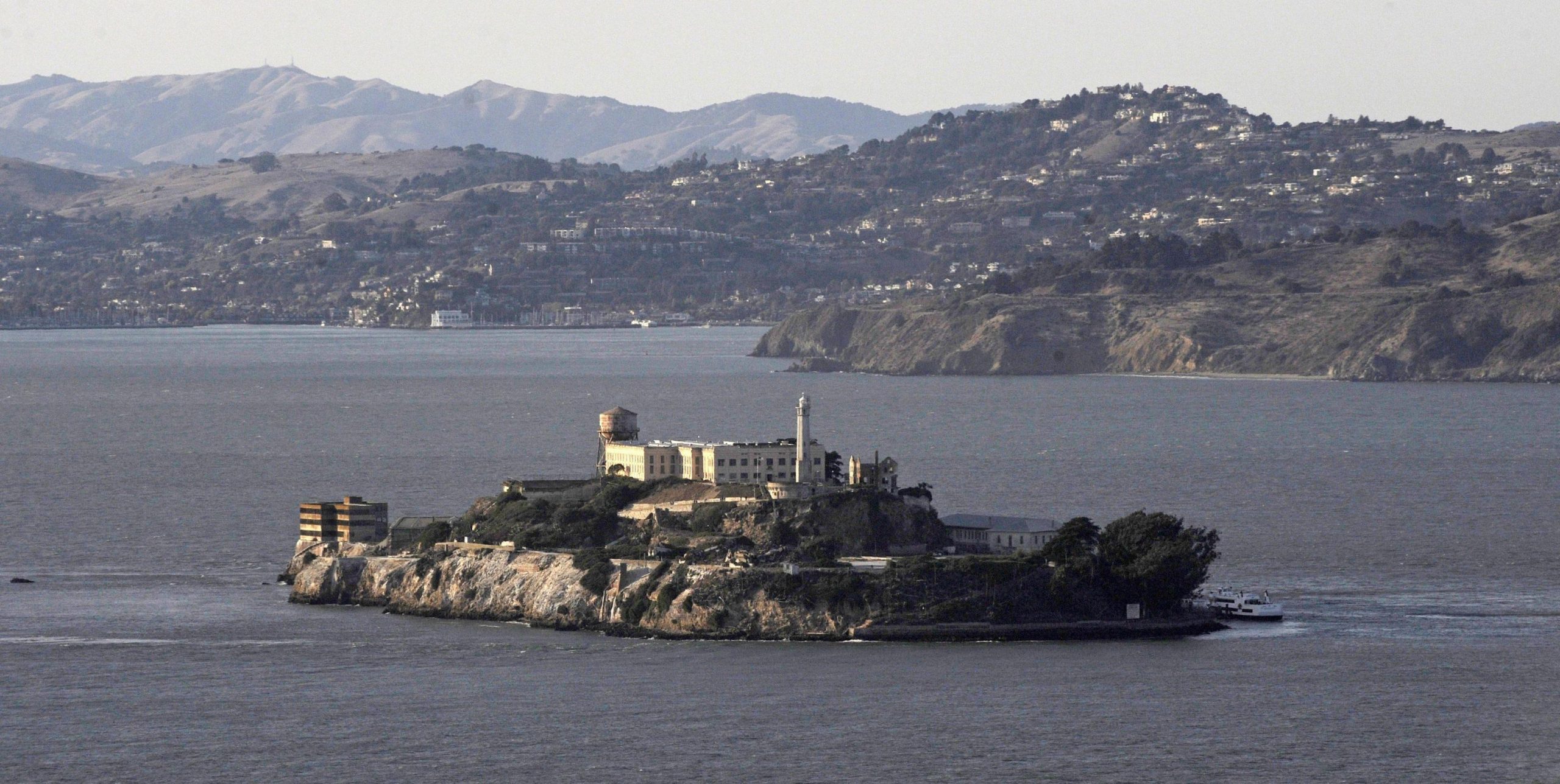 Trump ordina la riapertura di Alcatraz: “Ospiterà i criminali più violenti” Trump ordina la riapertura di Alcatraz: “Ospiterà i criminali più violenti”