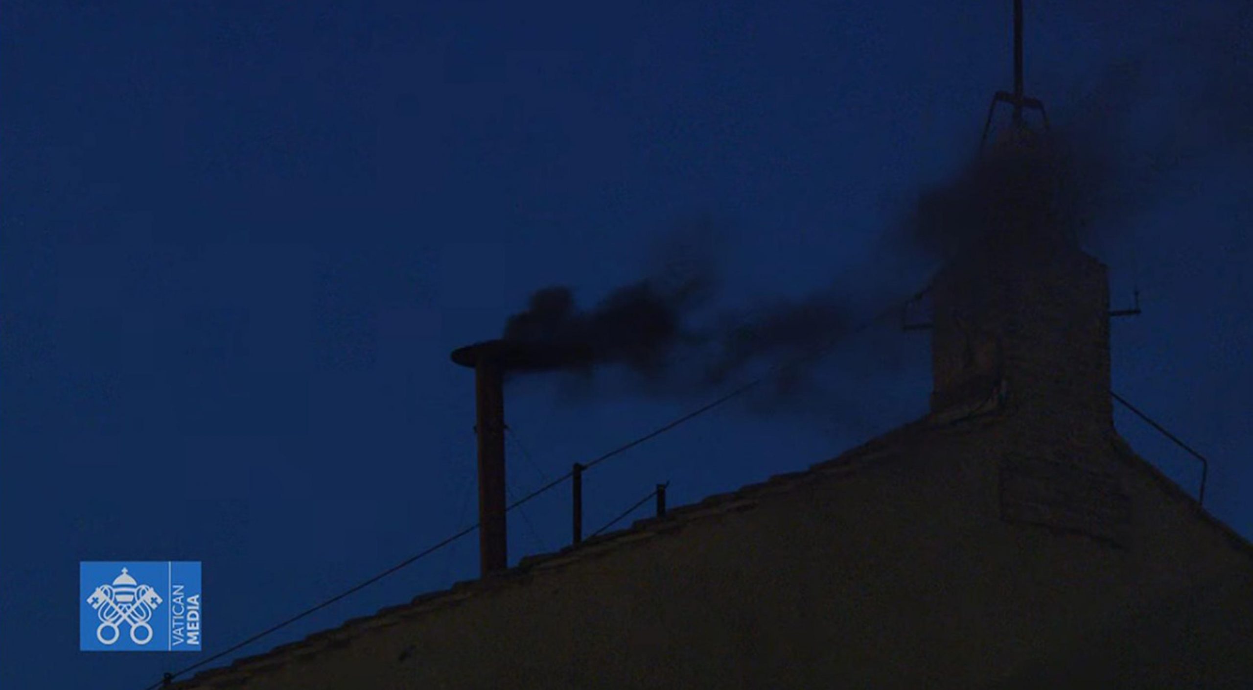 Conclave, fumata nera in ritardo: occhi sul comignolo anche oggi Conclave, fumata nera in ritardo: occhi sul comignolo anche oggi