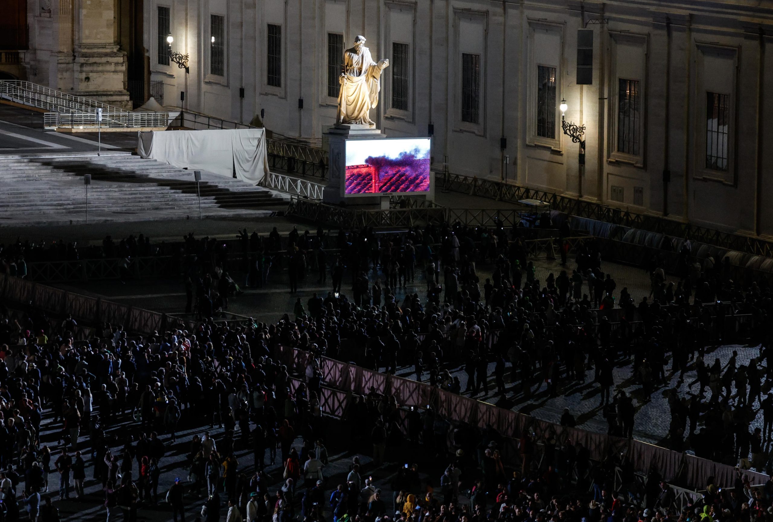 Conclave, la prima fumata è nera e in ritardo: ecco perché Conclave, la prima fumata è nera e in ritardo: ecco perché