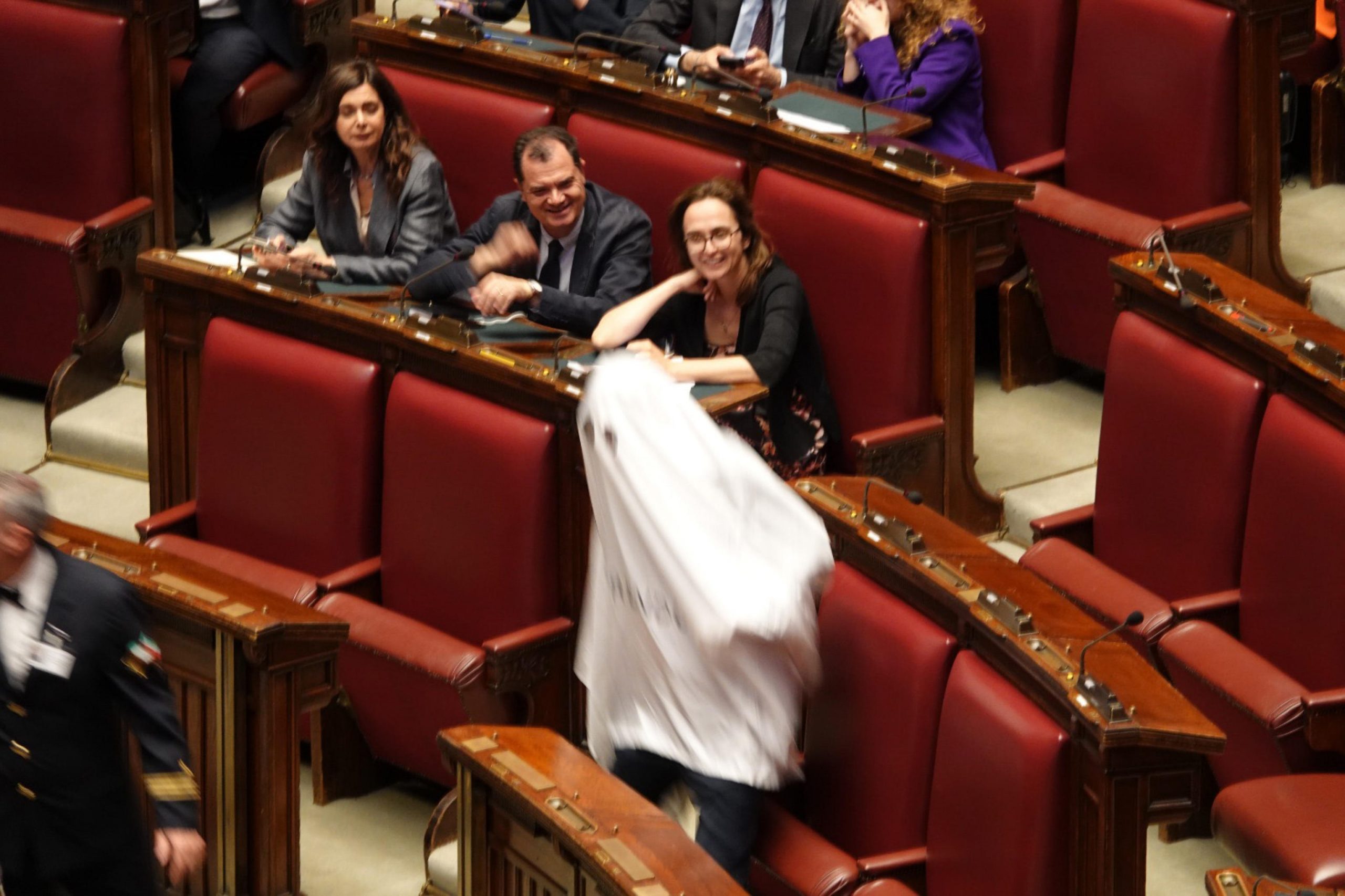magi vestito da fantasma trasforma il question time in ghostbusters da Lidentita.it magi vestito da fantasma trasforma il question time in ghostbusters