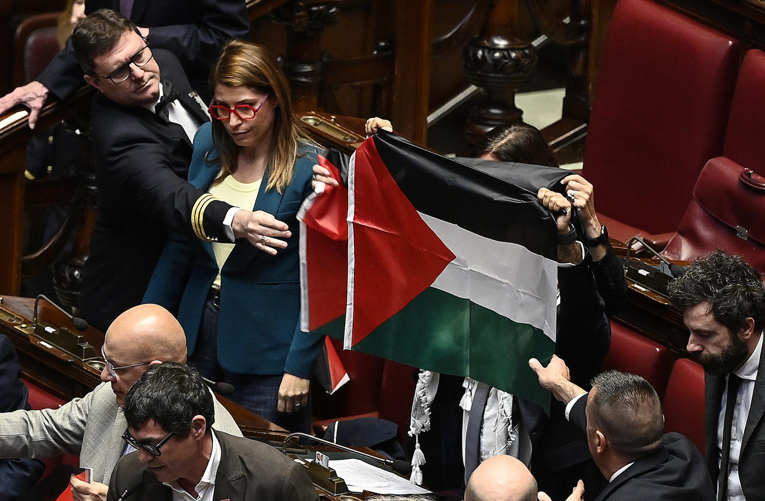 Alla Camera si discute di Gaza, bandiere palestinesi dentro e fuori l’Aula Alla Camera si discute di Gaza, bandiere palestinesi dentro e fuori l’Aula