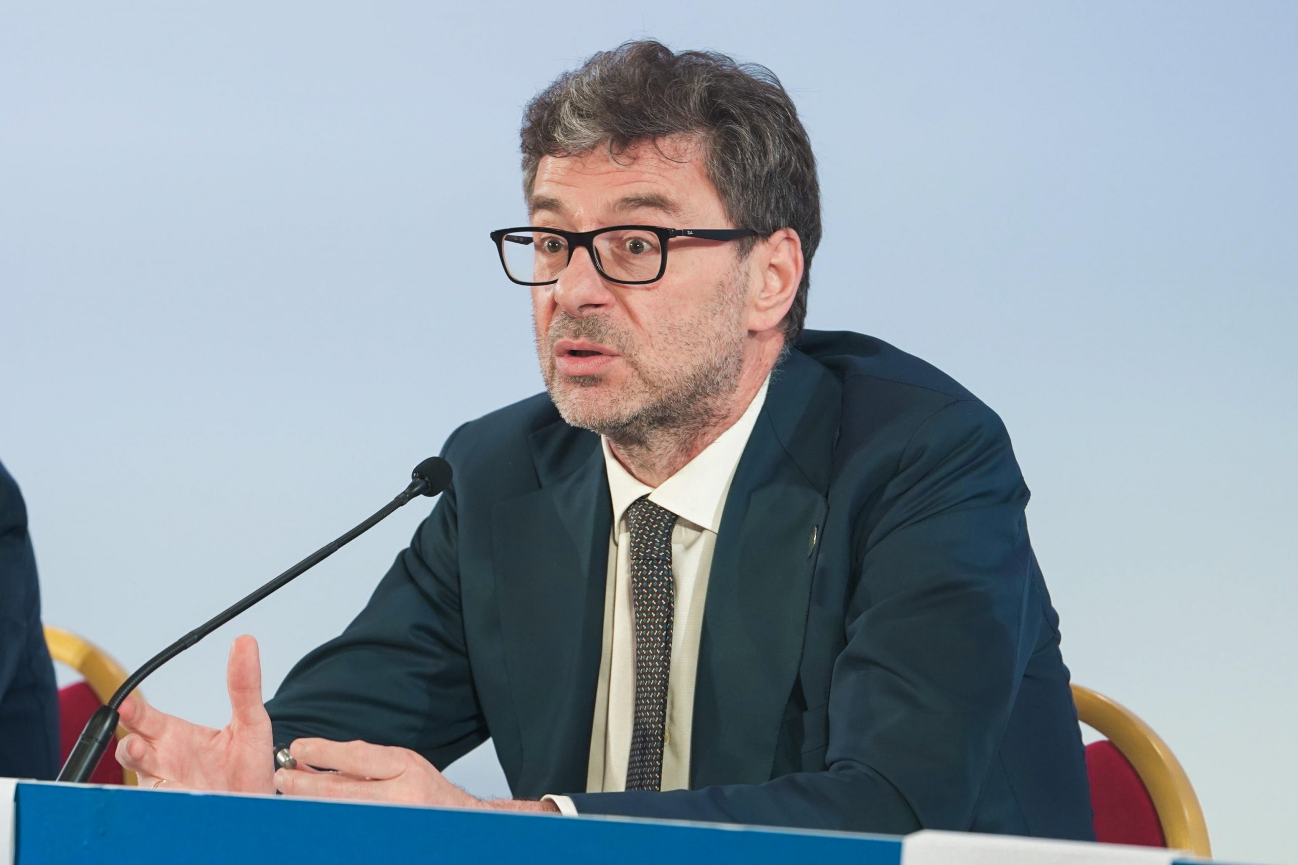 Giorgetti, il paziente inglese: “Usa e Ue vogliono l’intesa sui dazi” Giorgetti, il paziente inglese: “Usa e Ue vogliono l’intesa sui dazi”