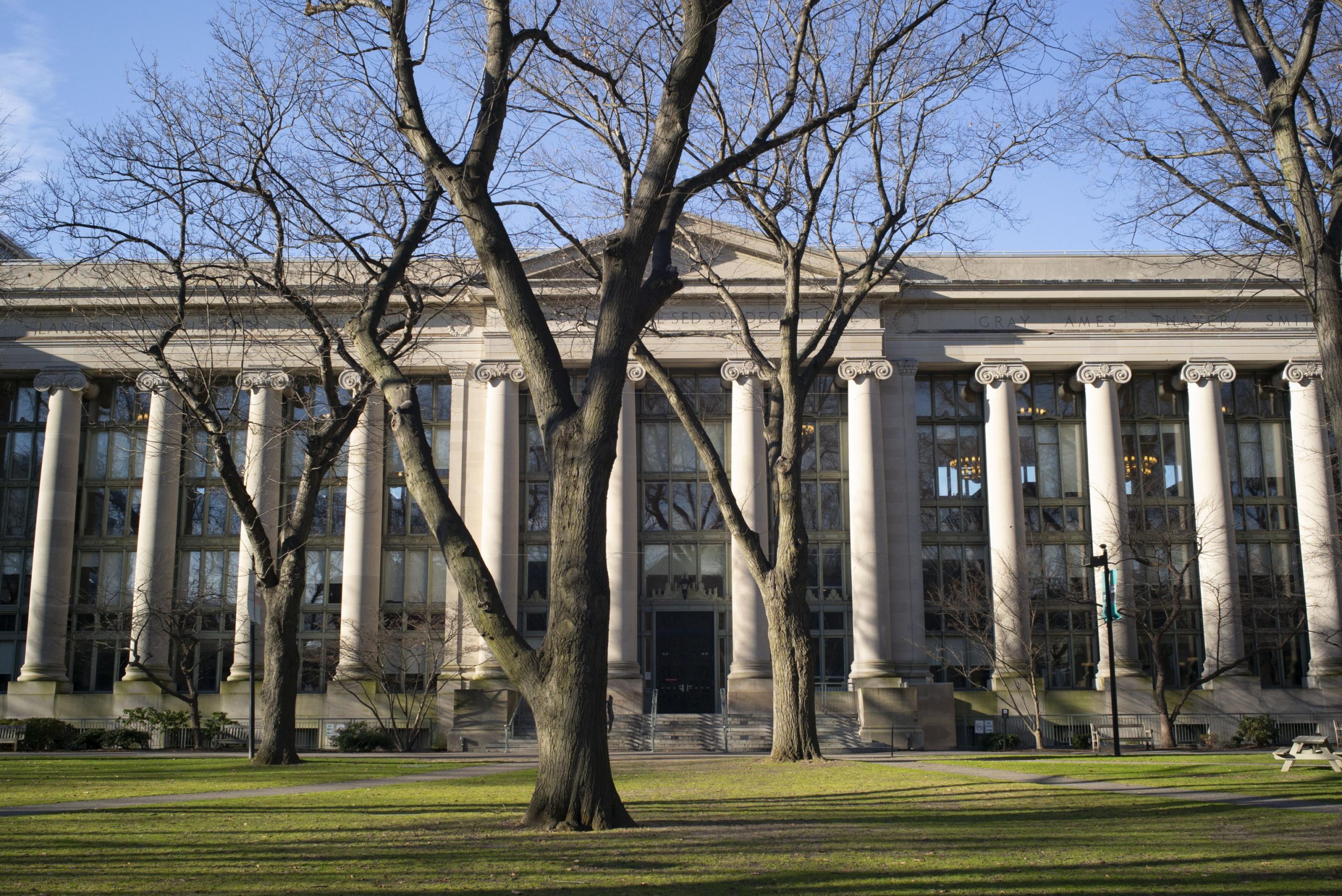 Trump vieta l’iscrizione di studenti stranieri ad Harvard Trump vieta l’iscrizione di studenti stranieri ad Harvard