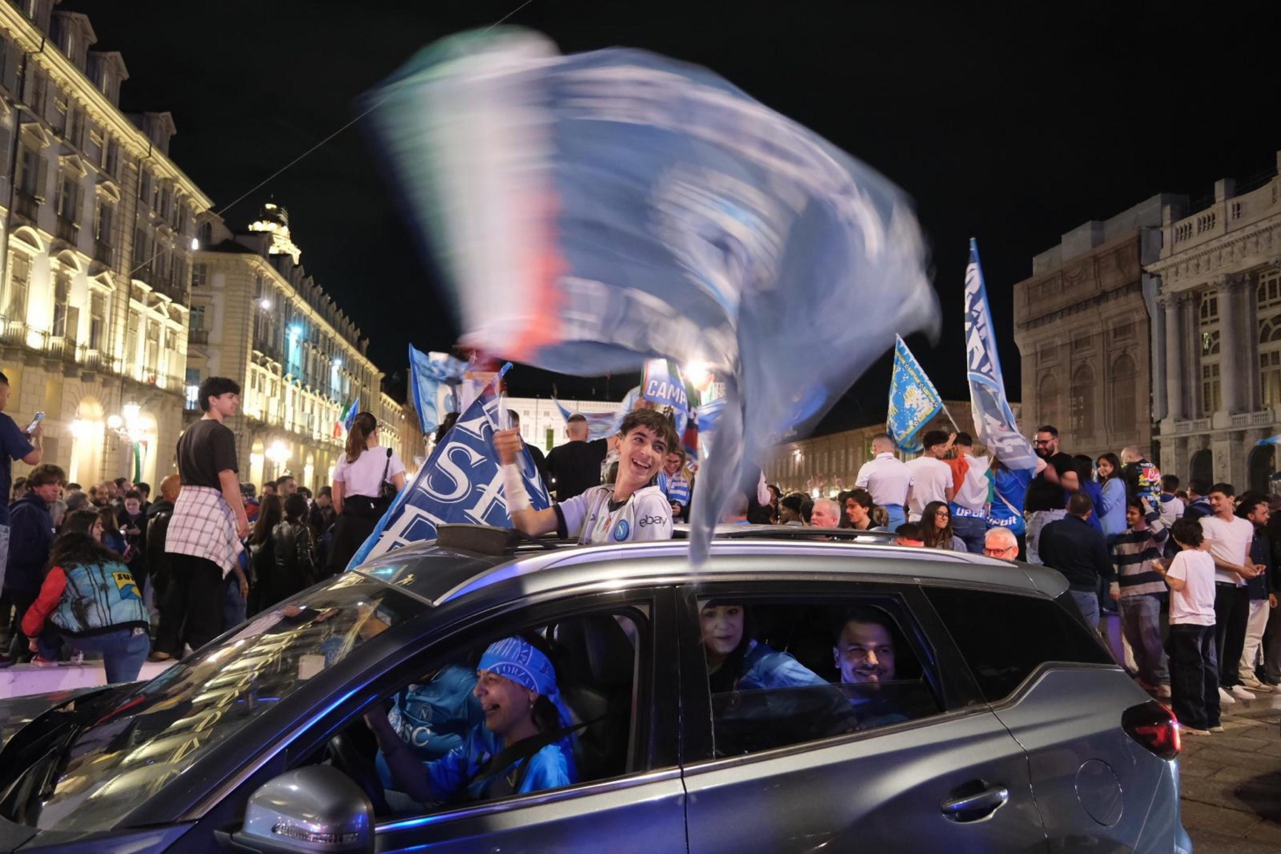 Festa Napoli: il quarto scudetto per la tenacia di Antonio Conte Festa Napoli: il quarto scudetto per la tenacia di Antonio Conte