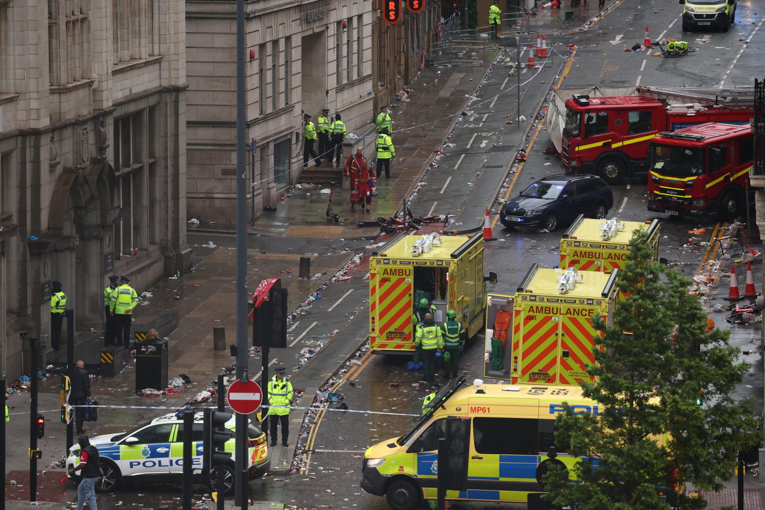 tragedia alla parata del liverpool auto sulla folla feriti e terrore in citt224