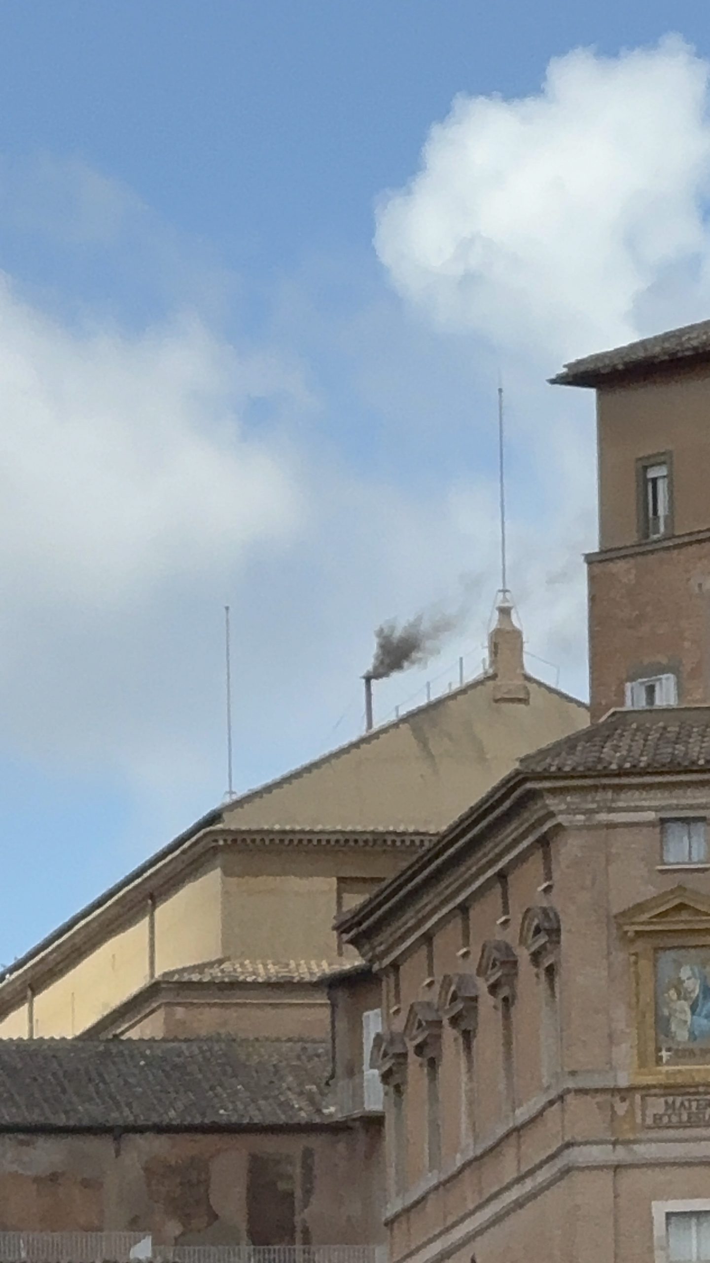Conclave, è nera anche la seconda fumata Conclave, è nera anche la seconda fumata