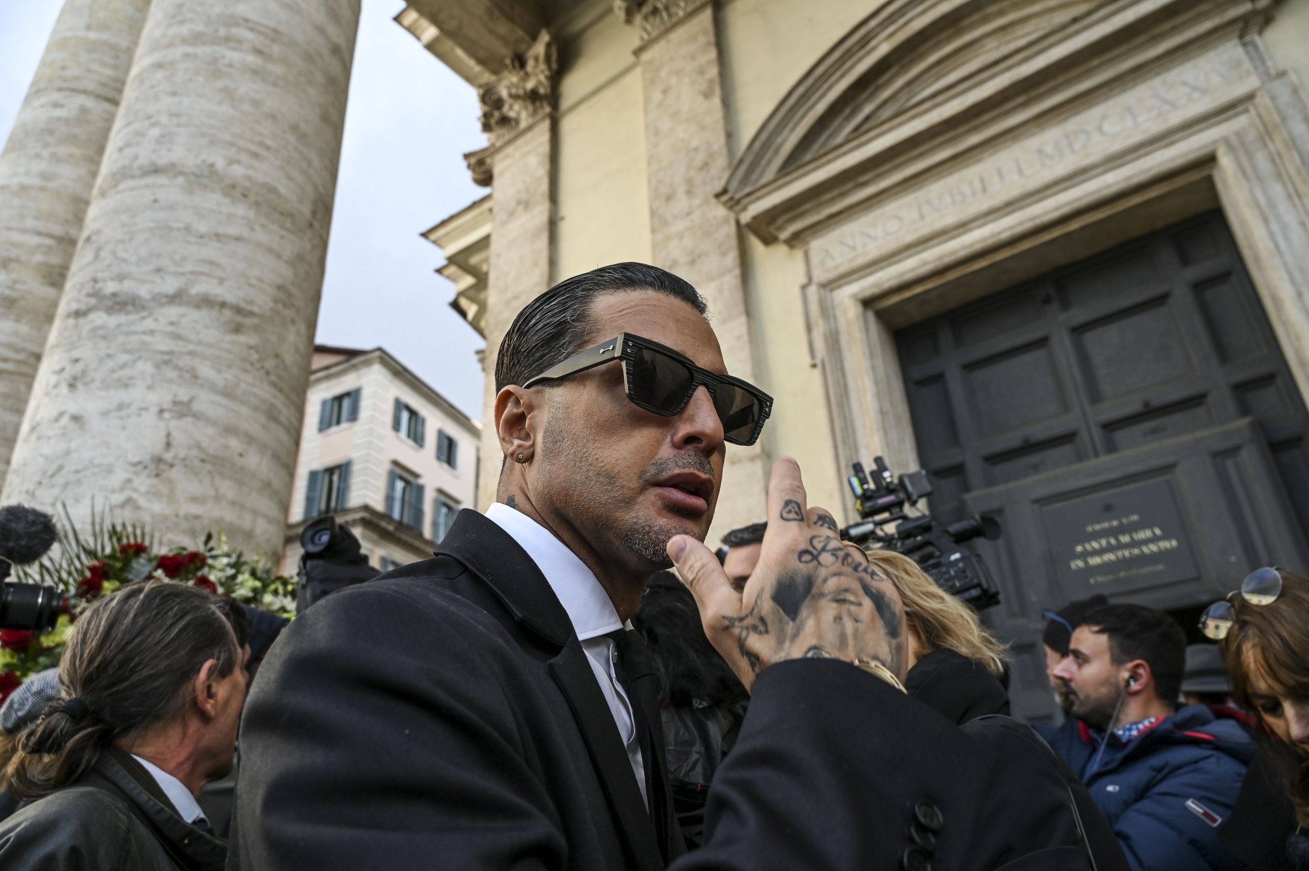 garlasco fabrizio corona si presenta davanti alla procura di pavia