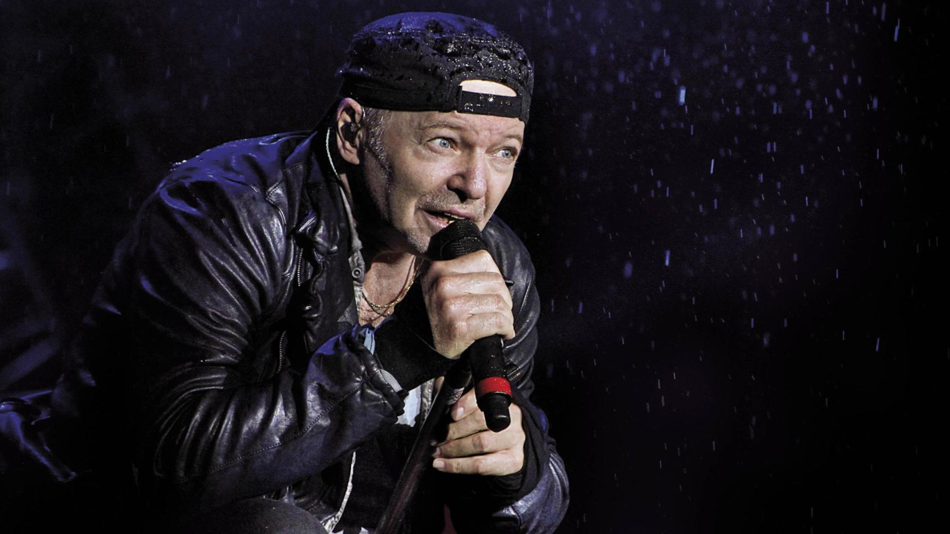 vasco infiamma bibione un inno alla vita per il fan club tra musica emozioni e messaggi forti da Lidentita.it vasco infiamma bibione un inno alla vita per il fan club tra musica emozioni e messaggi forti