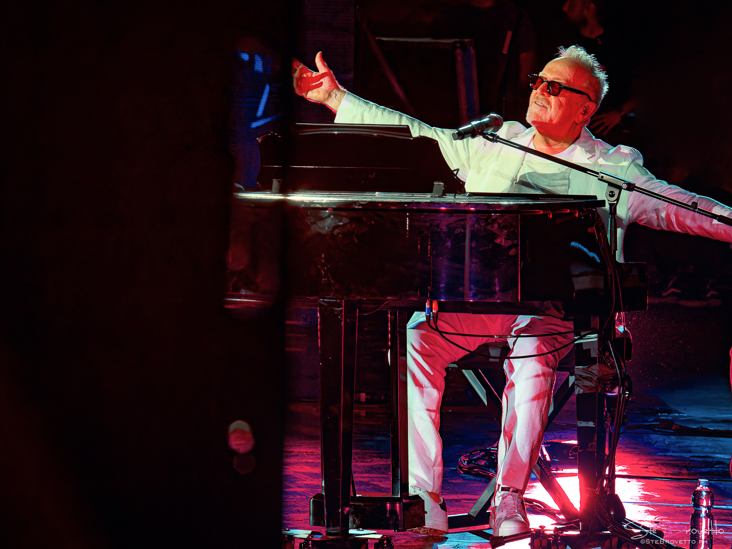 Umberto Tozzi a teatro con l’Ultima Notte Rosa: energia e rock a Roma Umberto Tozzi a teatro con l’Ultima Notte Rosa: energia e rock a Roma