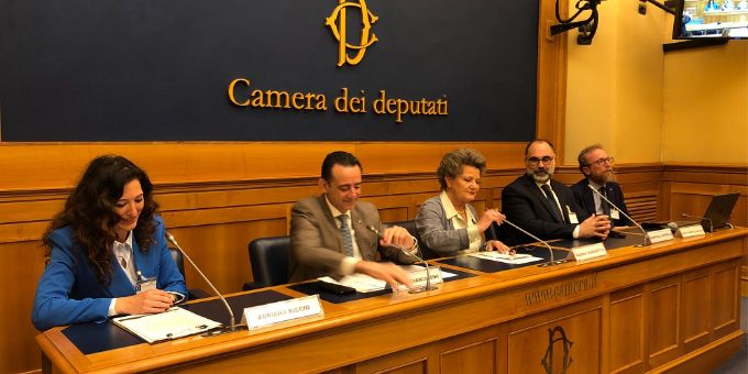 “Parkinson, Alzheimer o… Idrocefalo Normoteso?” Alla Camera una patologia sottovalutata ma curabile “Parkinson, Alzheimer o… Idrocefalo Normoteso?” Alla Camera una patologia sottovalutata ma curabile