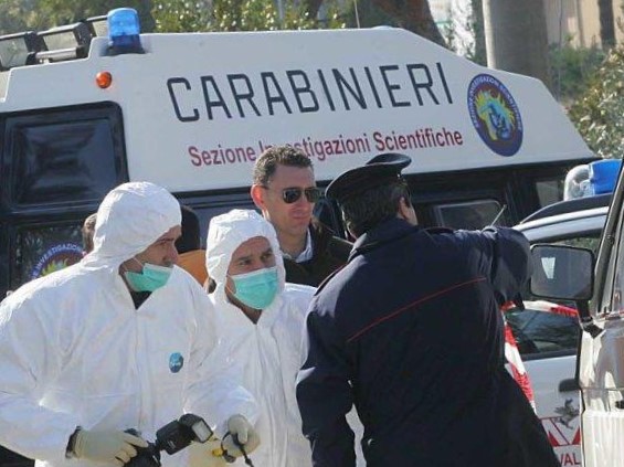 Femminicidio suicidio: uccide la moglie e si impicca Femminicidio suicidio: uccide la moglie e si impicca
