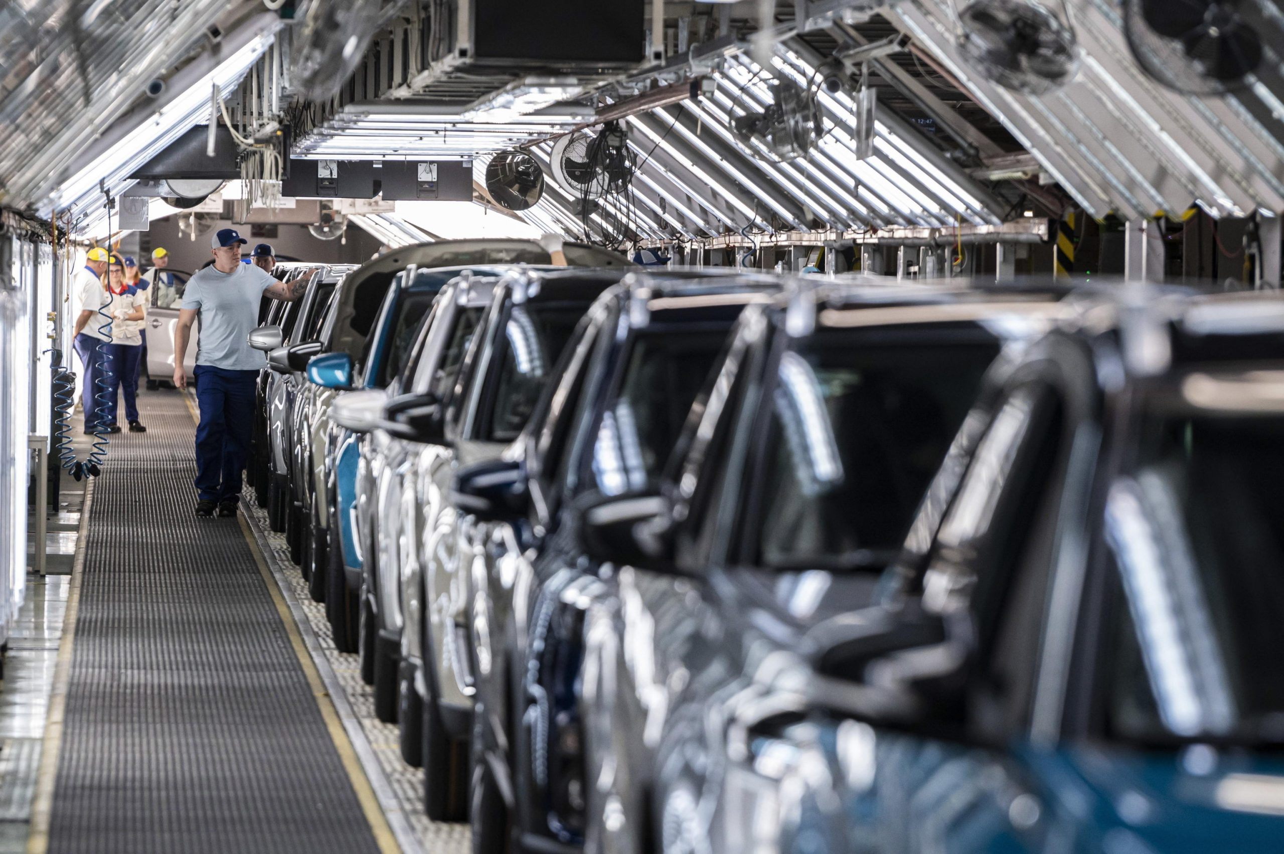 Mercato auto fermo in Italia: stagnazione, ordini in calo e incognita elettrico