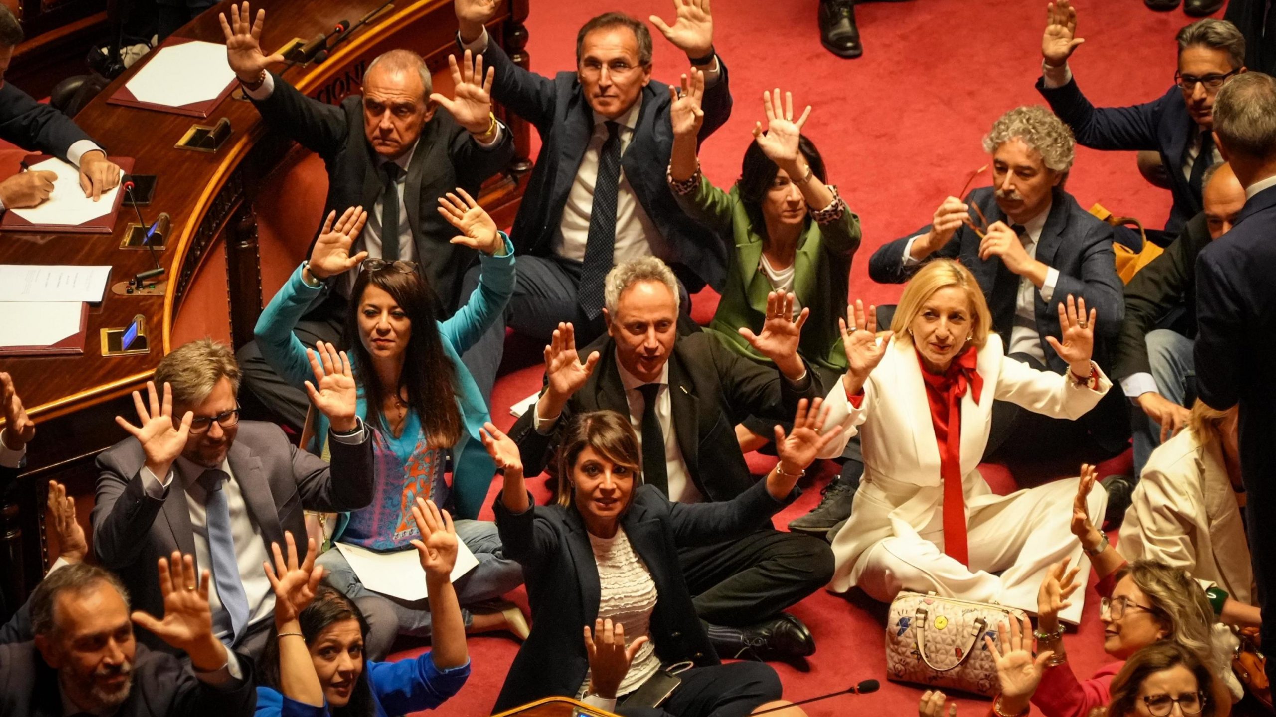 Dl Sicurezza, via libera al Senato dopo aver sfiorato la rissa Dl Sicurezza, via libera al Senato dopo aver sfiorato la rissa