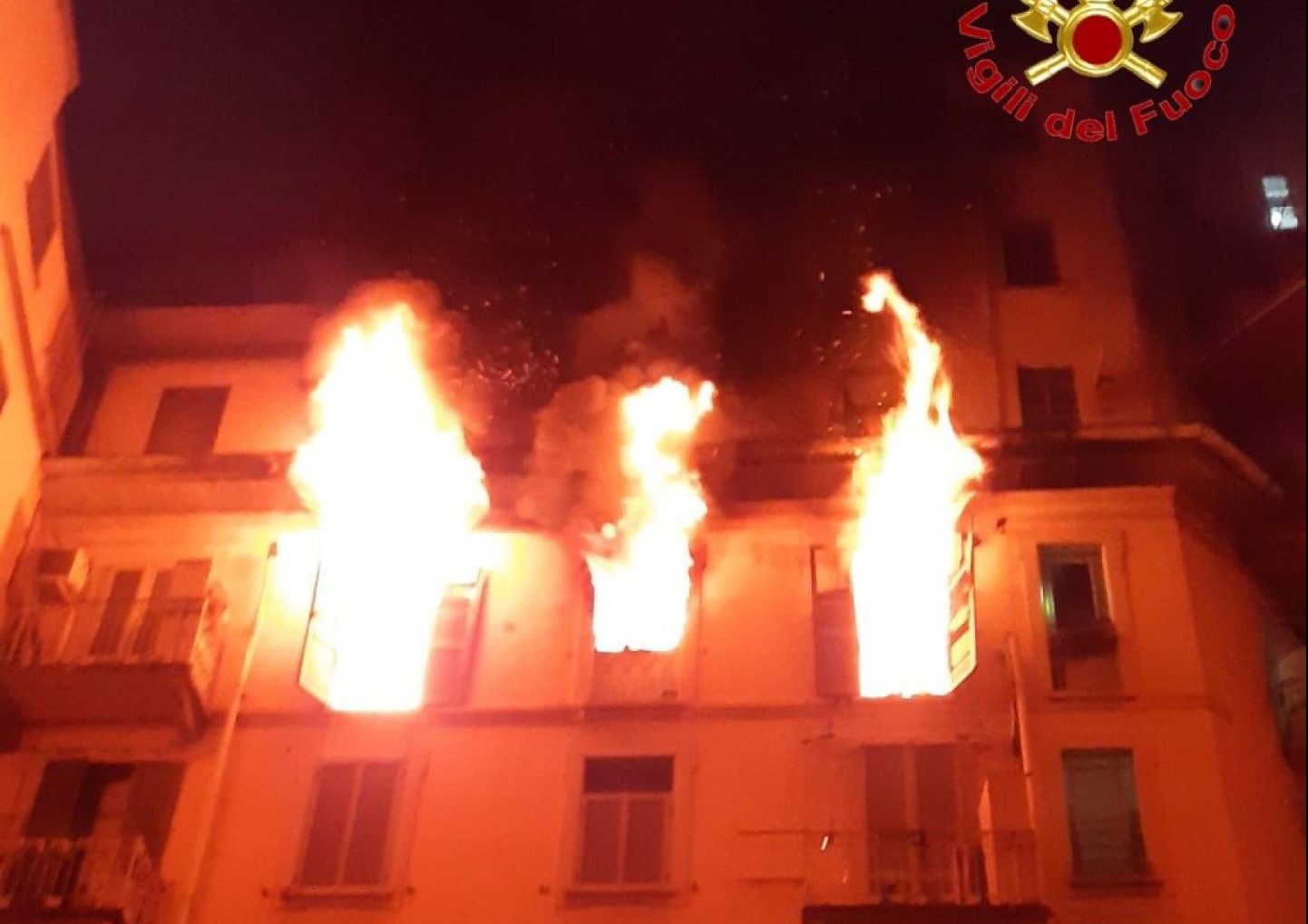 Incendio a Milano, donna si lancia dal quinto piano per sfuggire alle fiamme e muore