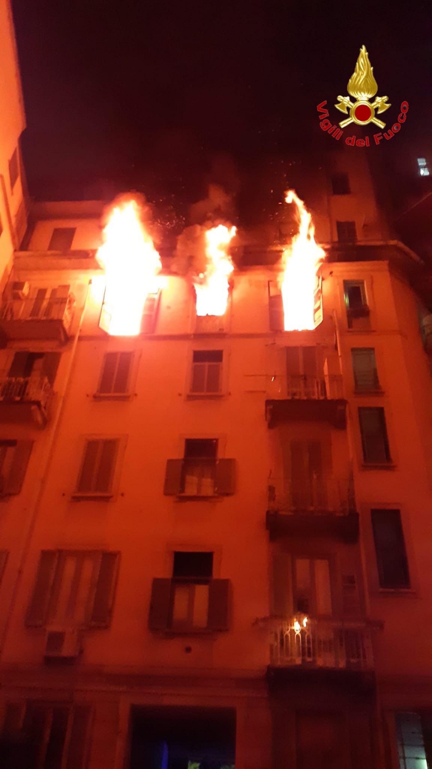 Incendio a Milano, si butta dal quarto piano: fermato compagno per omicidio Incendio a Milano, si butta dal quarto piano: fermato compagno per omicidio