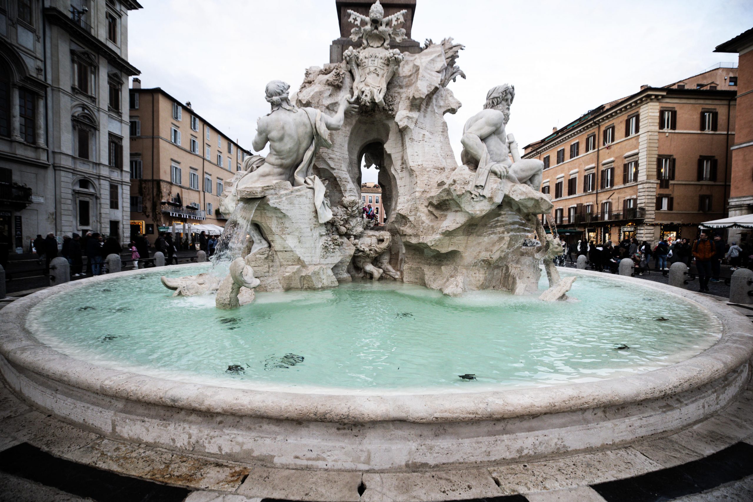 pizzicati due ladri di monetine alle fontane di piazza navona e piazza di spagna