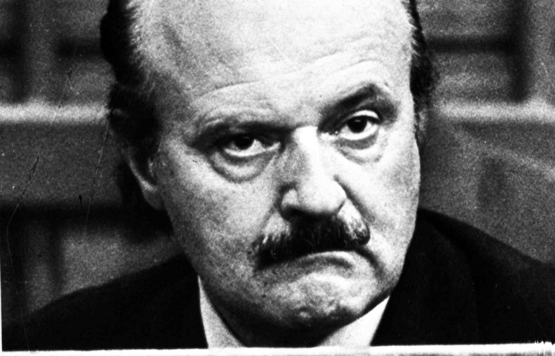 Roberto Calvi, il banchiere di Dio trovato impiccato sotto un ponte di Londra: mistero irrisolto della Repubblica 18/06/1982 Roberto Calvi, il banchiere di Dio trovato impiccato sotto un ponte di Londra: mistero irrisolto della Repubblica 18/06/1982