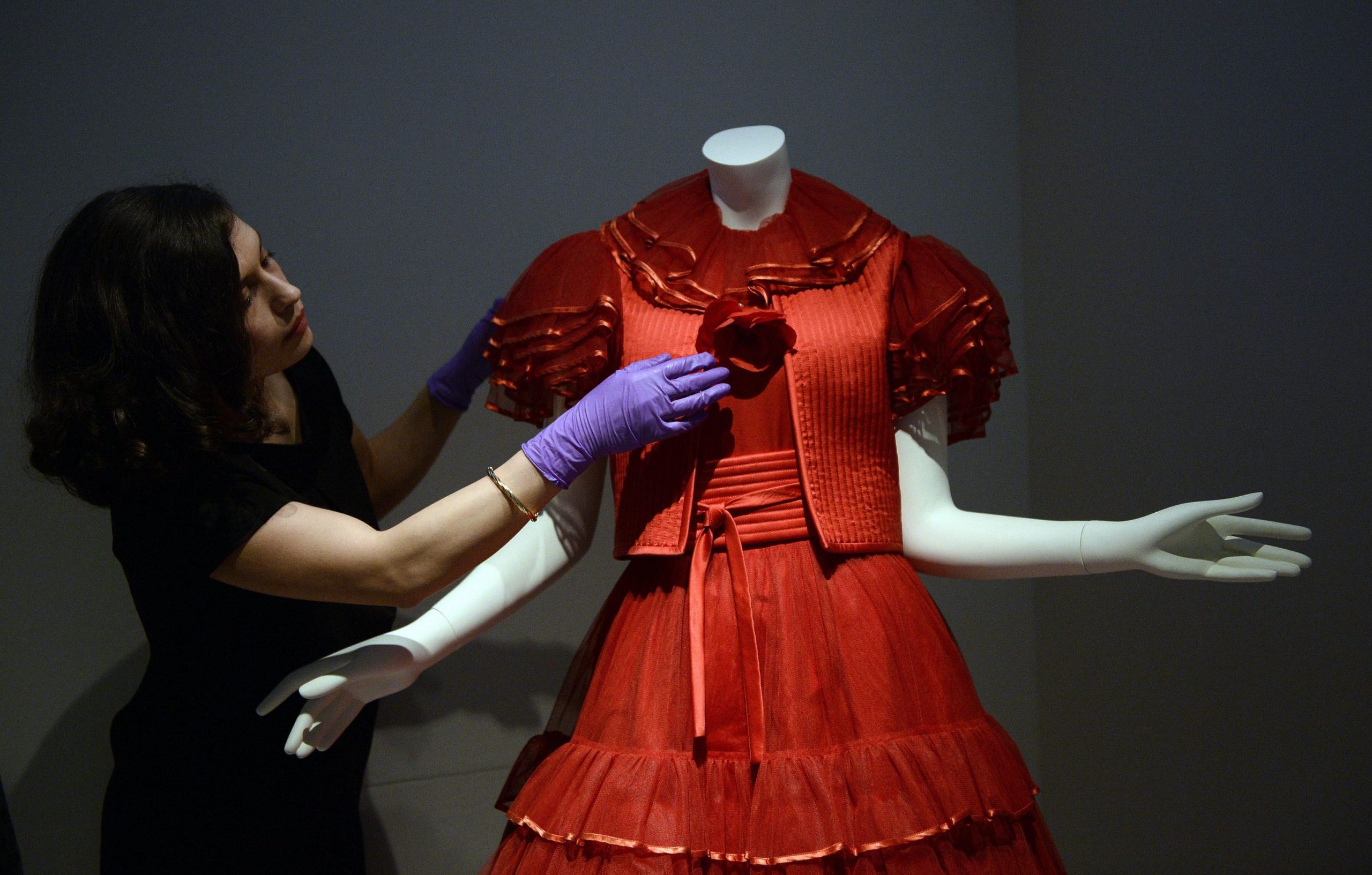 Il rosso secondo Valentino. Un viaggio tra emozioni, moda e capolavori d’autore Il rosso secondo Valentino. Un viaggio tra emozioni, moda e capolavori d’autore