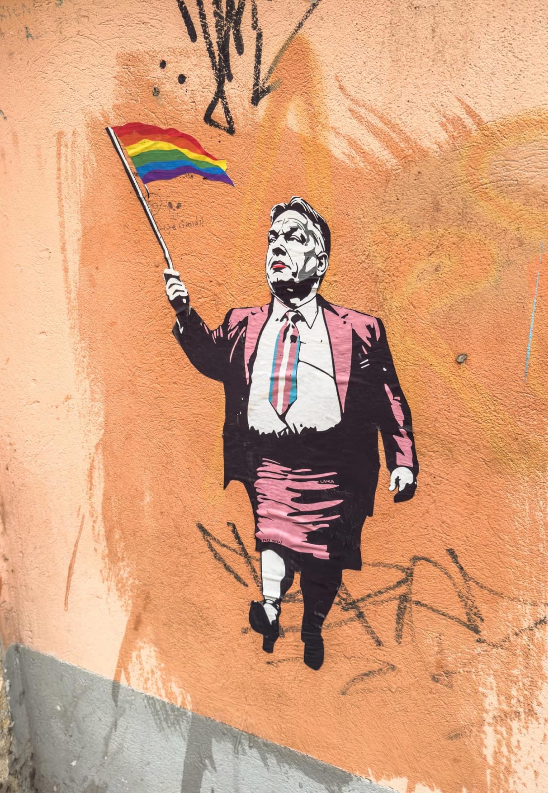 Pride di Budapest: Orbàn (in gonna) minaccia ritorsioni