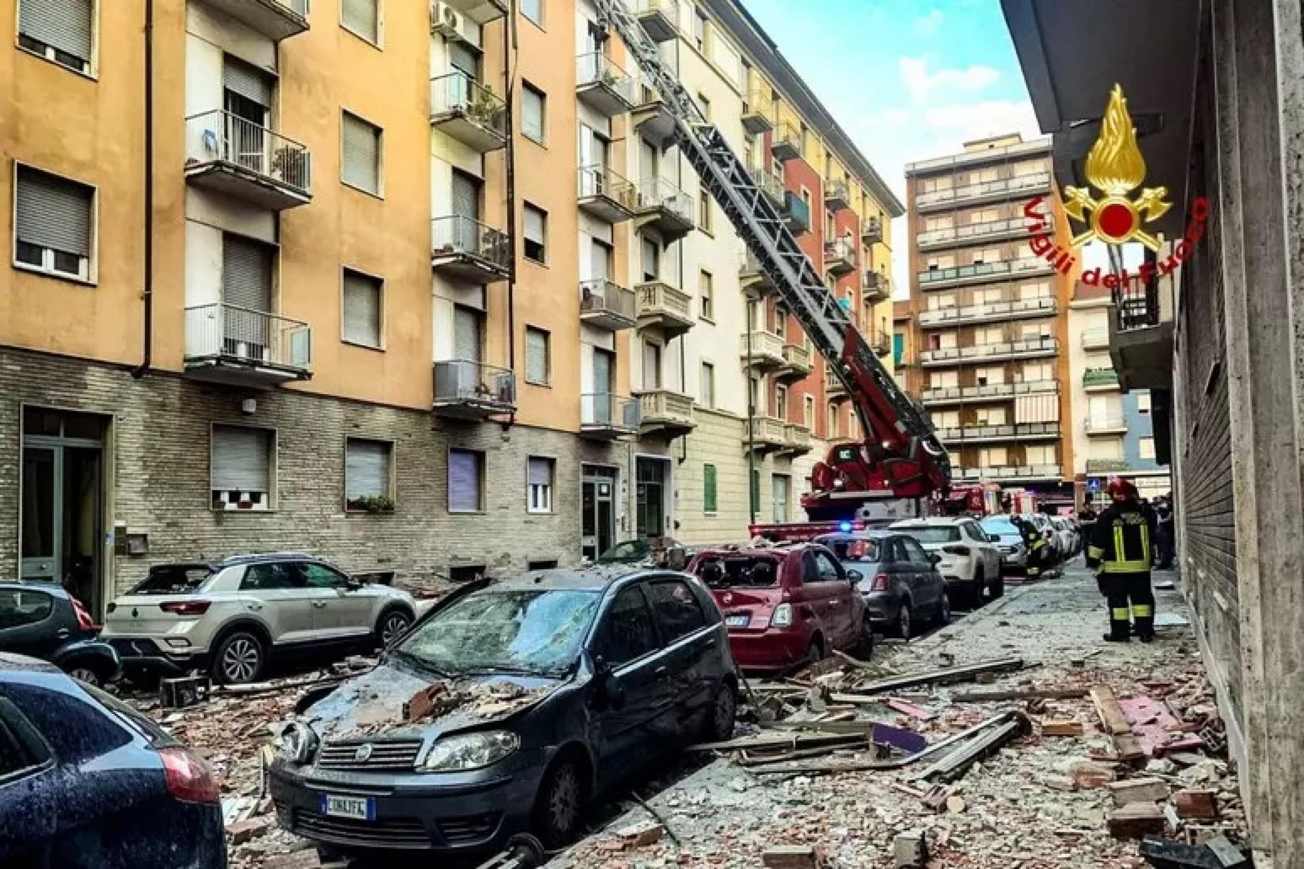 esplosione in un appartamento a torino
