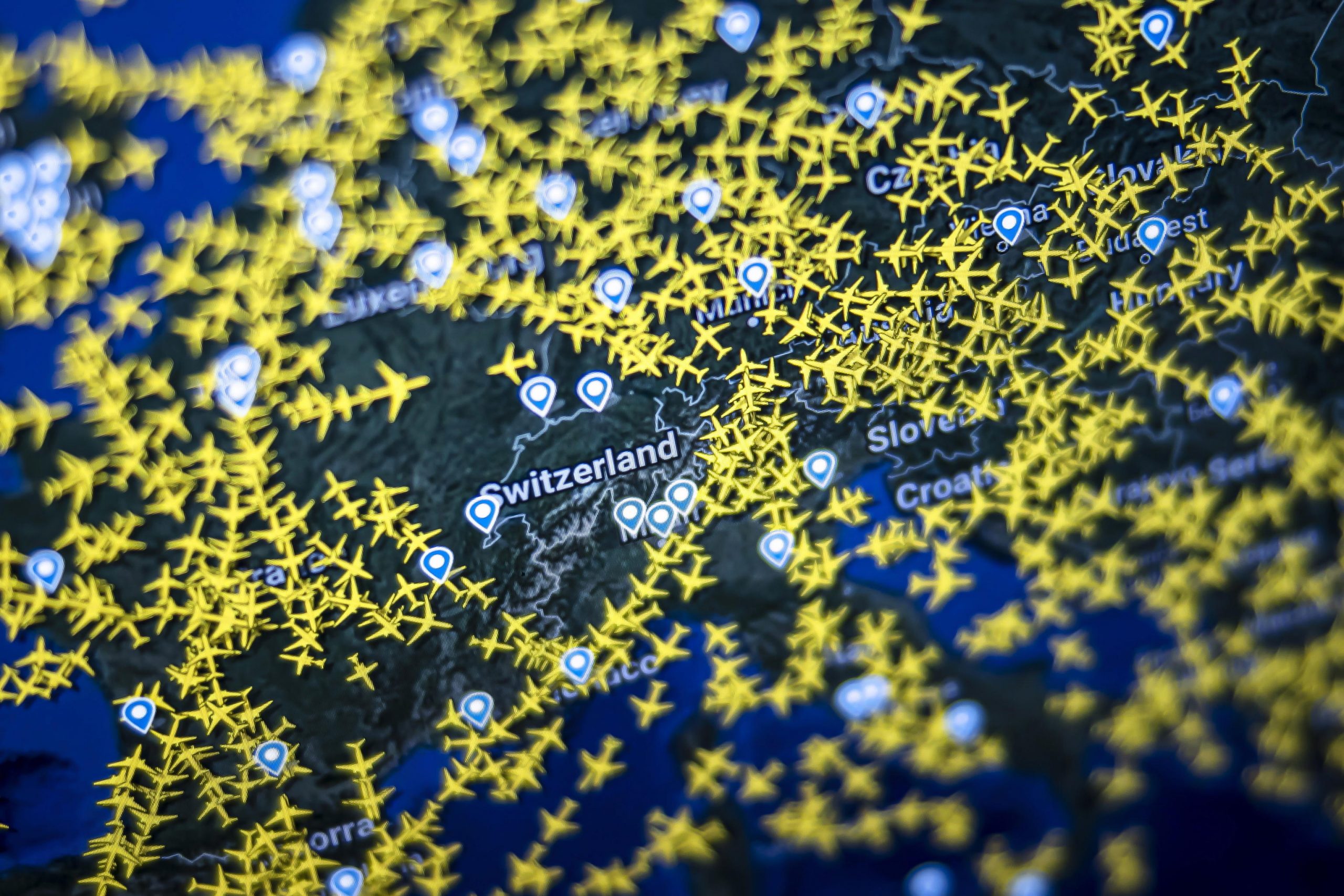 traffico aereo nel caos dopo i disservizi le accuse incrociate