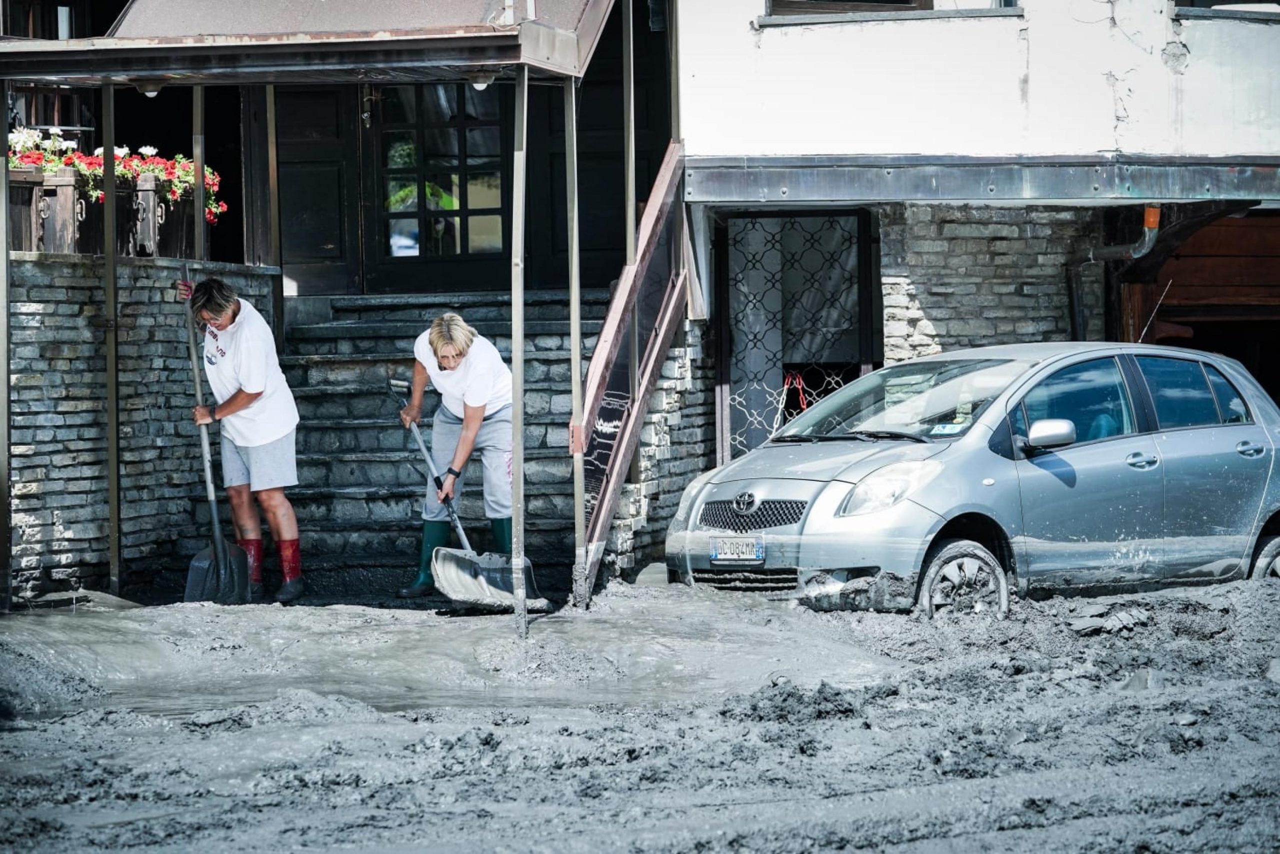 Bardonecchia, esonda il rio Frejus: allerta massima e strade invase dall’acqua Bardonecchia, esonda il rio Frejus: allerta massima e strade invase dall’acqua