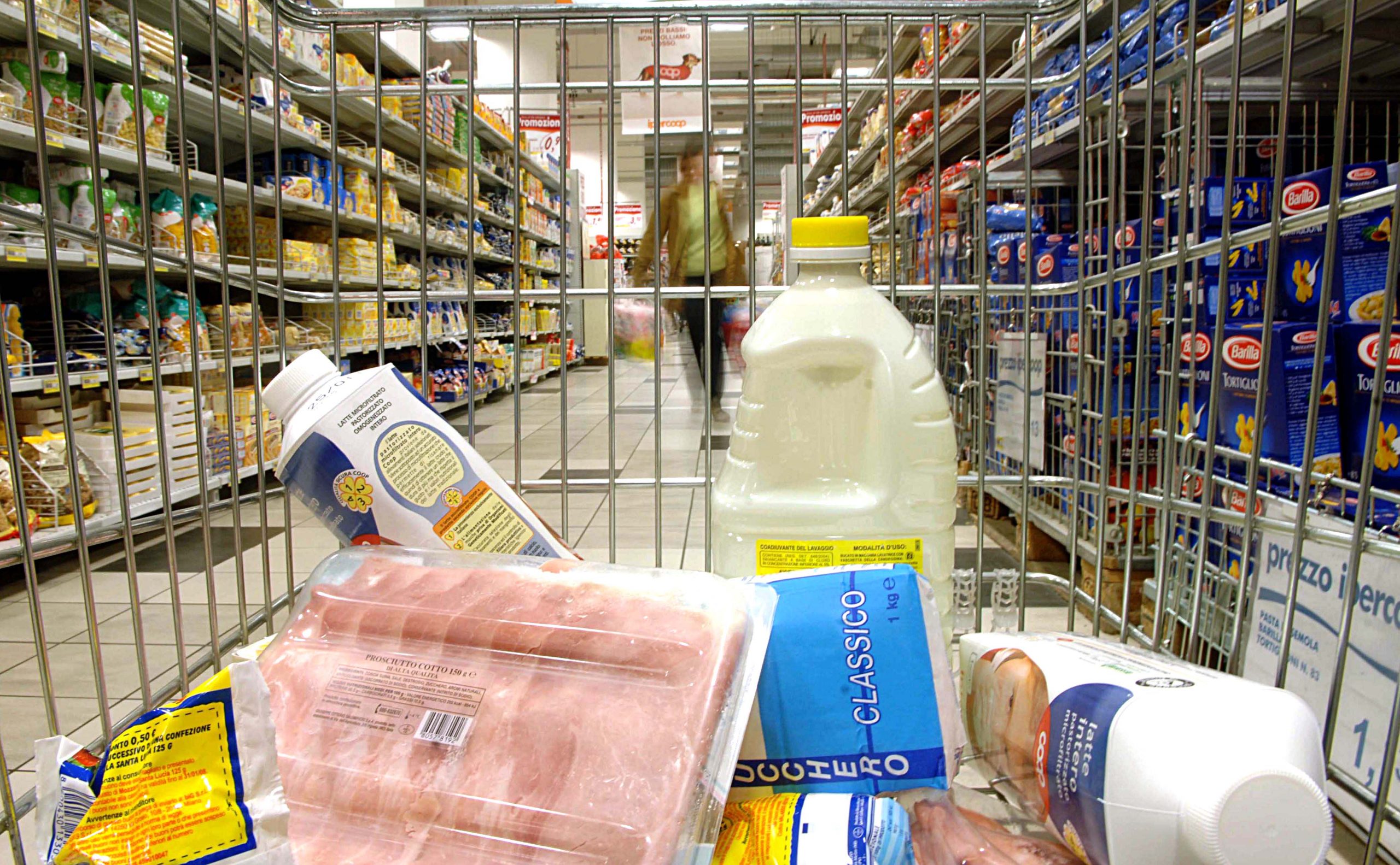 Corre il carrello della spesa, furia consumatori Corre il carrello della spesa, furia consumatori