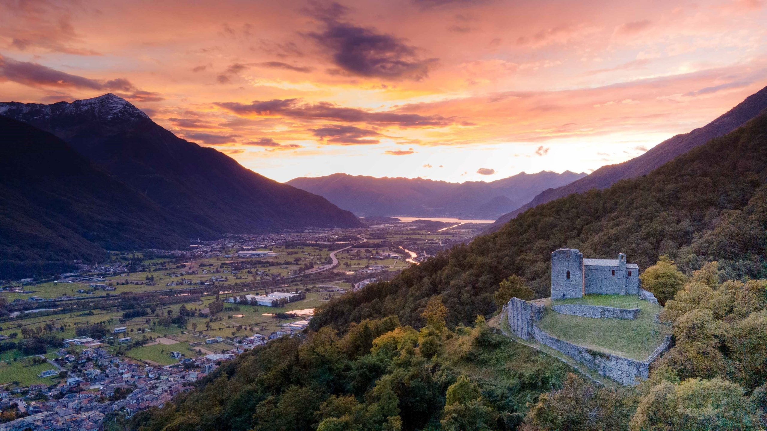 Costiera dei Cech: dove la Valtellina si prende il suo tempo Costiera dei Cech: dove la Valtellina si prende il suo tempo