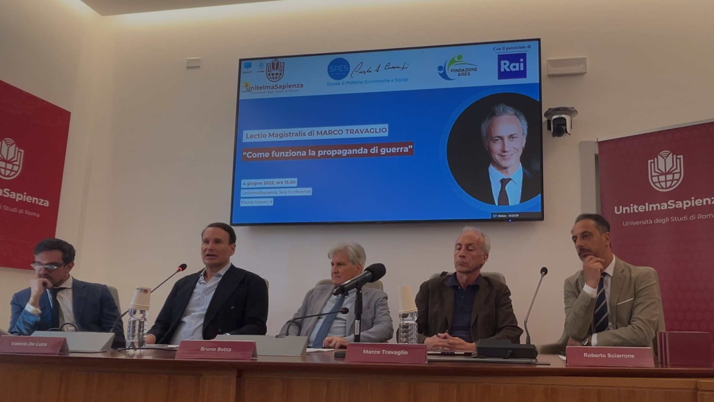 Guerra in Ucraina, La Sapienza campo di battaglia tra Travaglio, Gilli e il pubblico Guerra in Ucraina, La Sapienza campo di battaglia tra Travaglio, Gilli e il pubblico