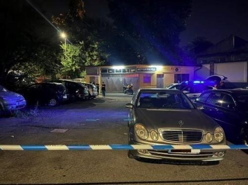 Donna trovata morta in auto a Milano Donna trovata morta in auto a Milano