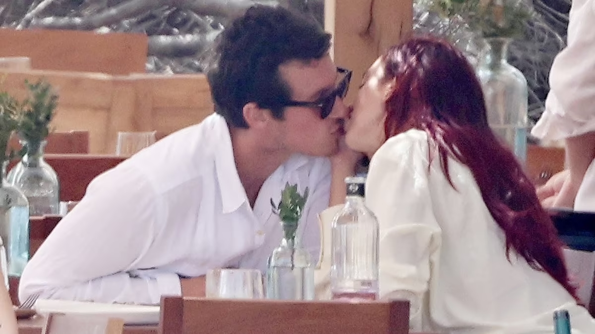 dua lipa sposa callum turner a far l8217amore comincia tu