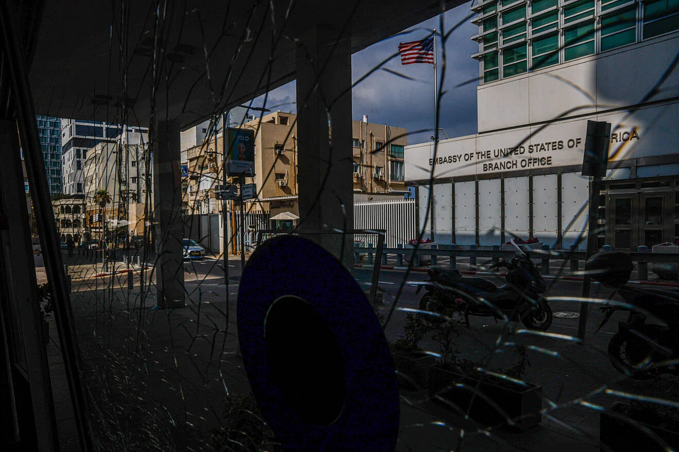 Attacchi dell’Iran, danni all’ambasciata Usa a Tel Aviv (VIDEO) Attacchi dell’Iran, danni all’ambasciata Usa a Tel Aviv (VIDEO)