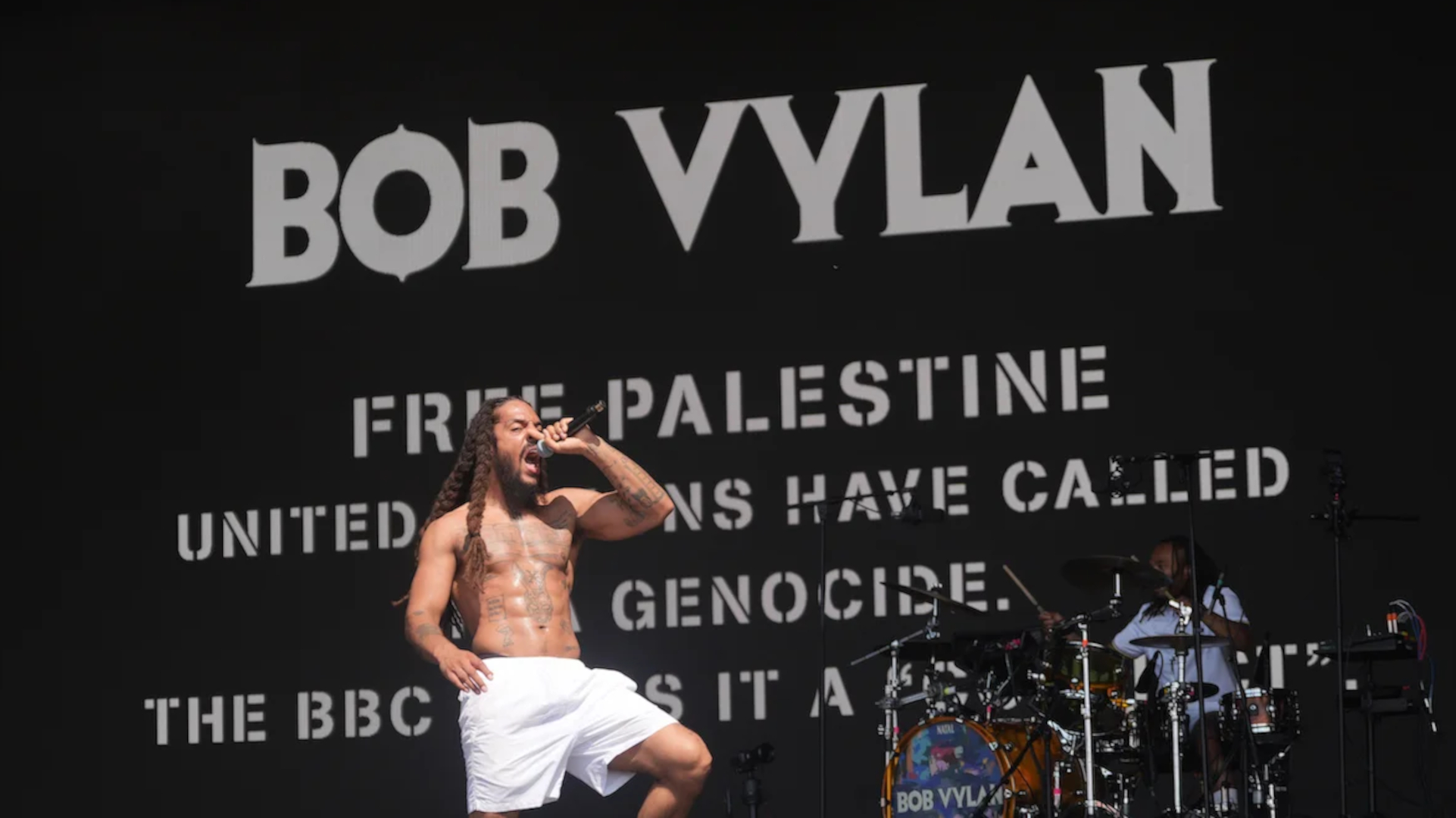 glastonbury 2025 indagini sui messaggi politici dal palco polemiche e prese di posizione