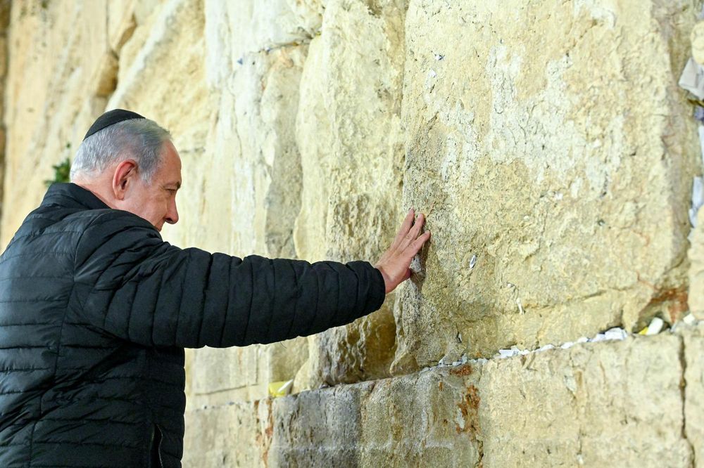 Netanyahu prega al Muro del Pianto per Donald Trump Netanyahu prega al Muro del Pianto per Donald Trump
